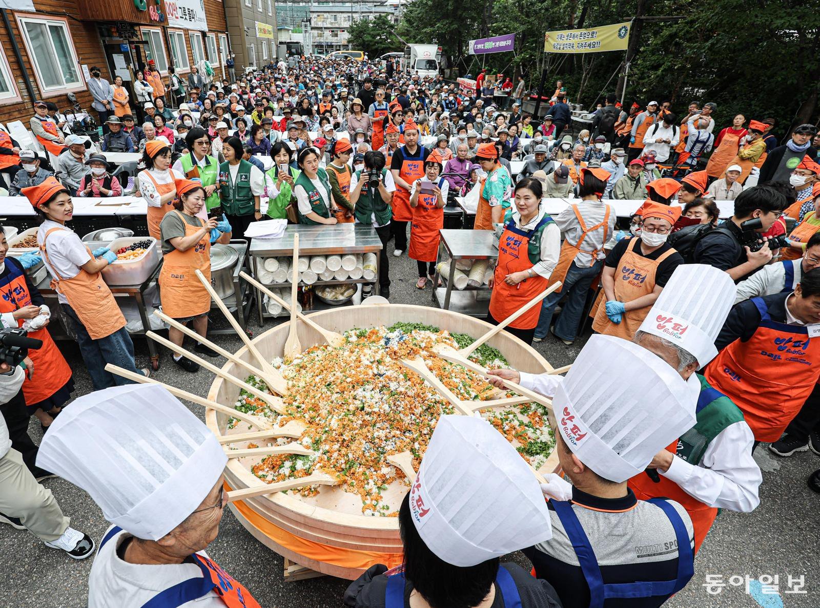 ‘밥퍼 1500만 그릇 돌파’ 비빔밥 퍼포먼스