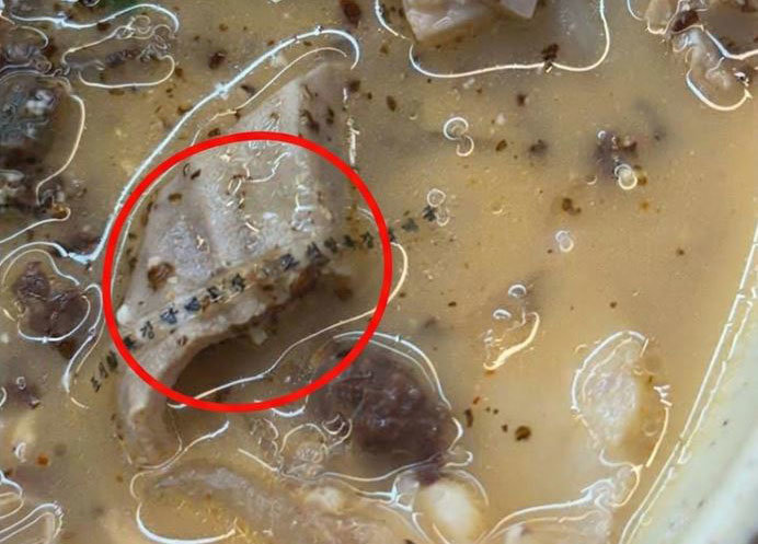 국밥 먹다가 씹힌 비닐에 '북한 담배공장' 문구가? 황당한 논란