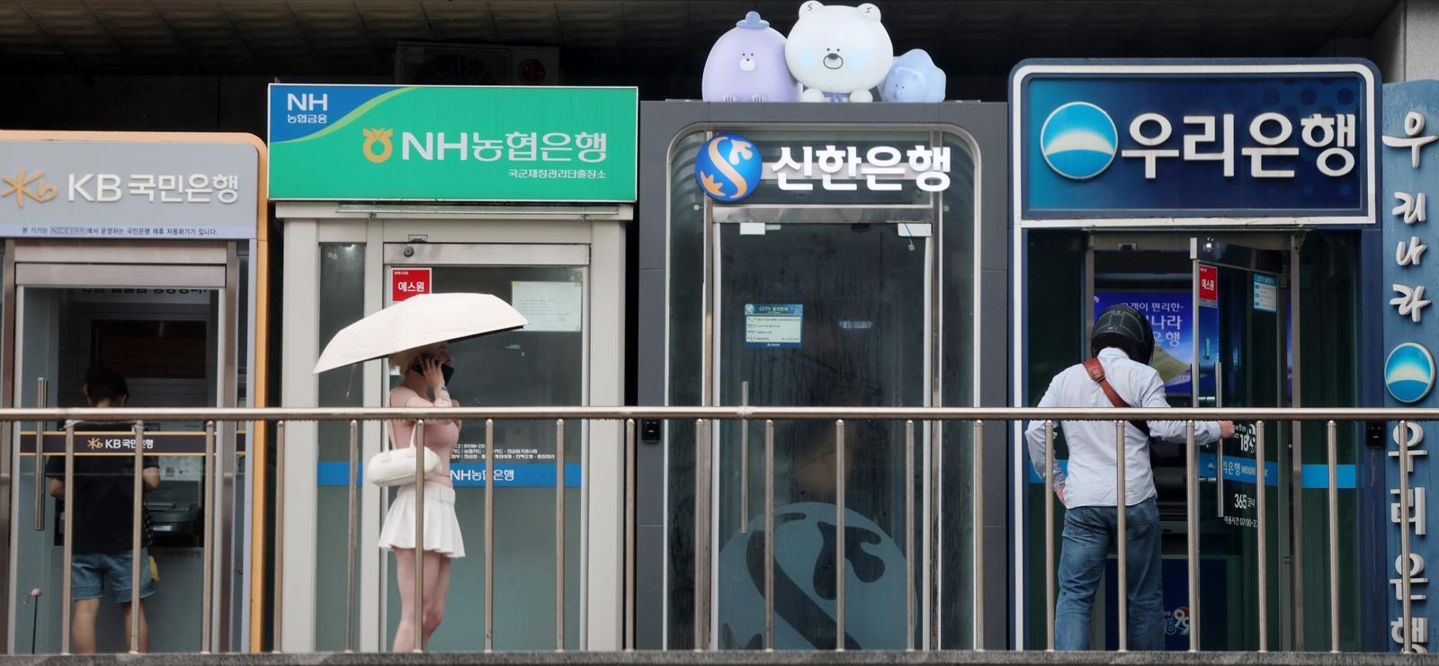 대출금리·물가 뛰는데 예금금리 찔끔…“안전 재테크 접을 판”
