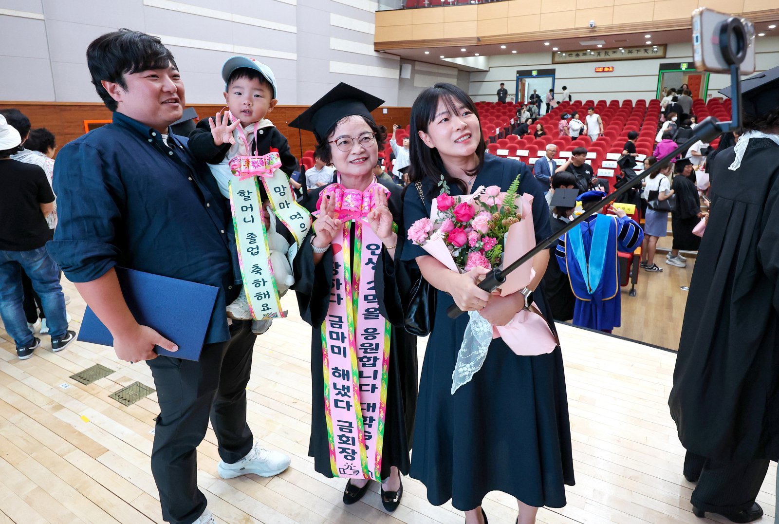 “할머니 졸업 축하해요” 꽃이 된 손자