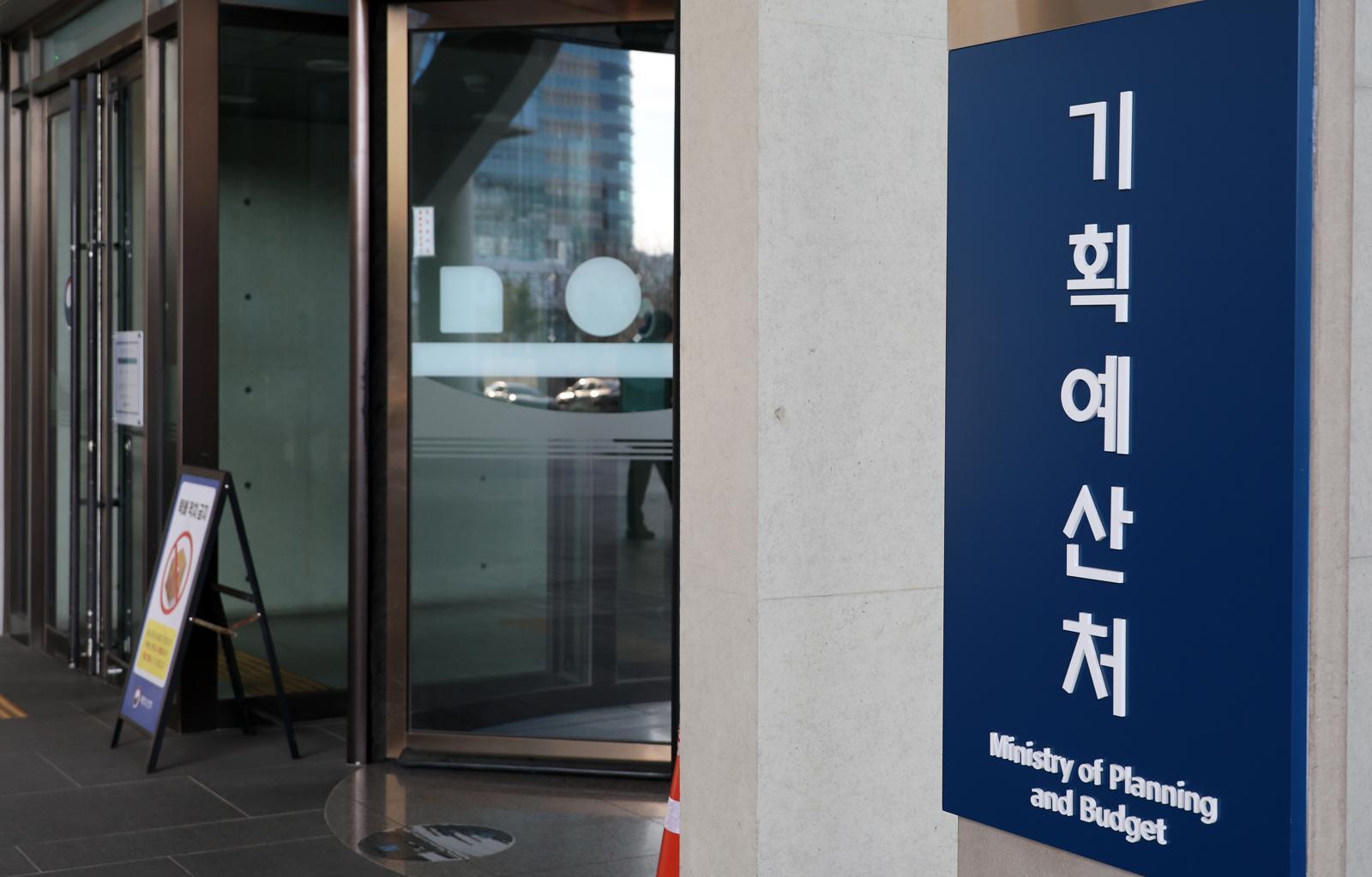[사설]가족 채용-거래 견제 없는 협동조합… 통제 장치 강화해야
