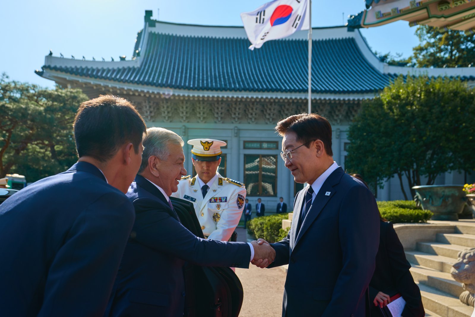 李대통령 투르크·카자흐와 정상회담…수렵도·탁구채 등 맞춤 선물도
