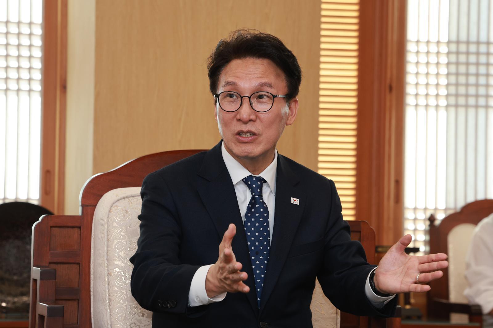 김민석 “용혜인 보며 취약한 진보 확인…교섭단체 20석→15석 완화 논의”