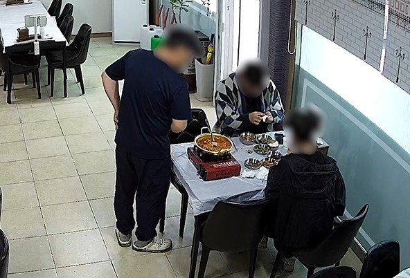 몰래 돌 넣고는 “이 깨졌다”…문신男들, 식당 돌며 2000만원 뜯어