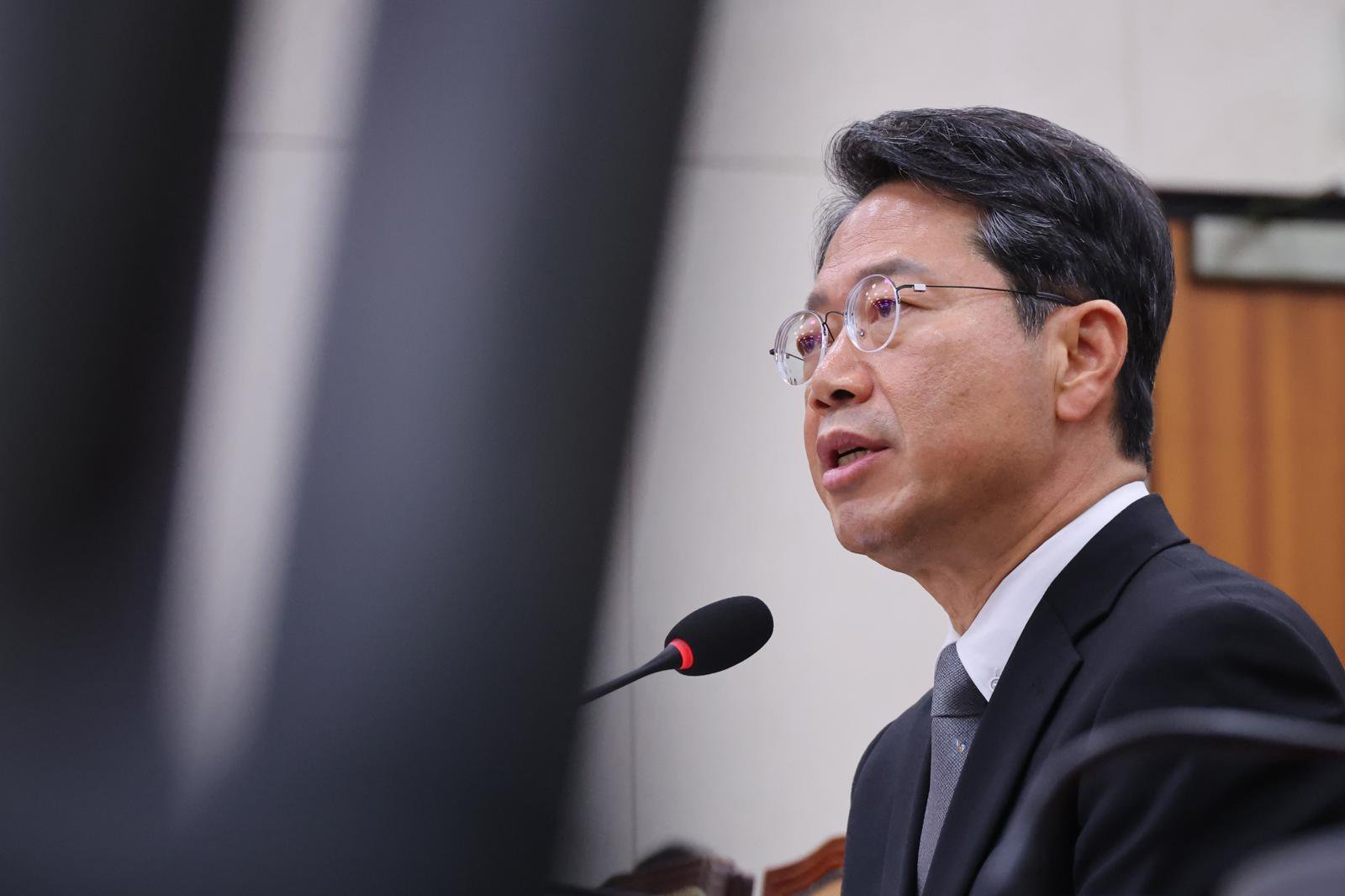 與 “김승원, 법무장관 적임자…소모적 의혹 제기 멈춰라”