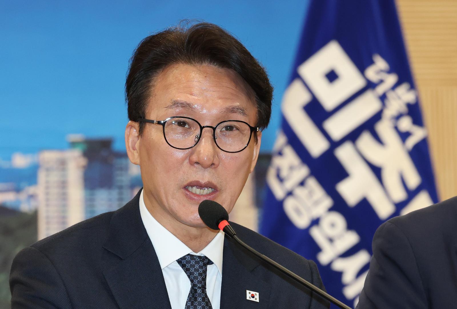 ‘교섭단체 15석’ 김민석 제안에…‘10석’ 고집하는 조국당 왜?