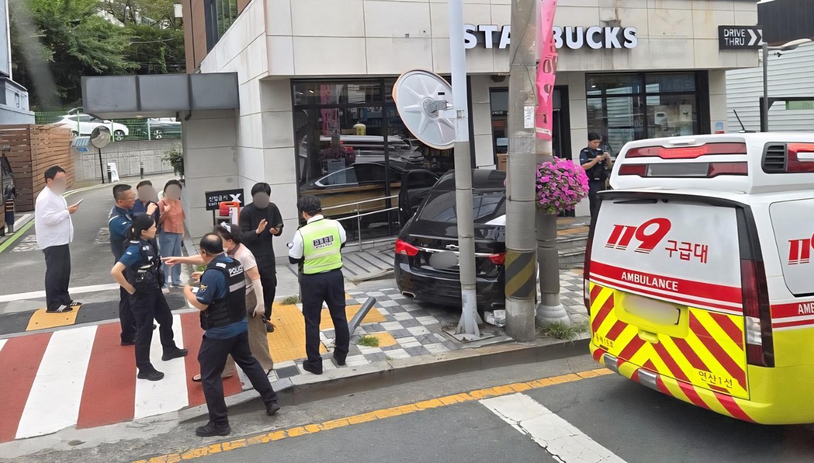 부산서 40대 몰던 車, 스타벅스 돌진…2명 다쳐