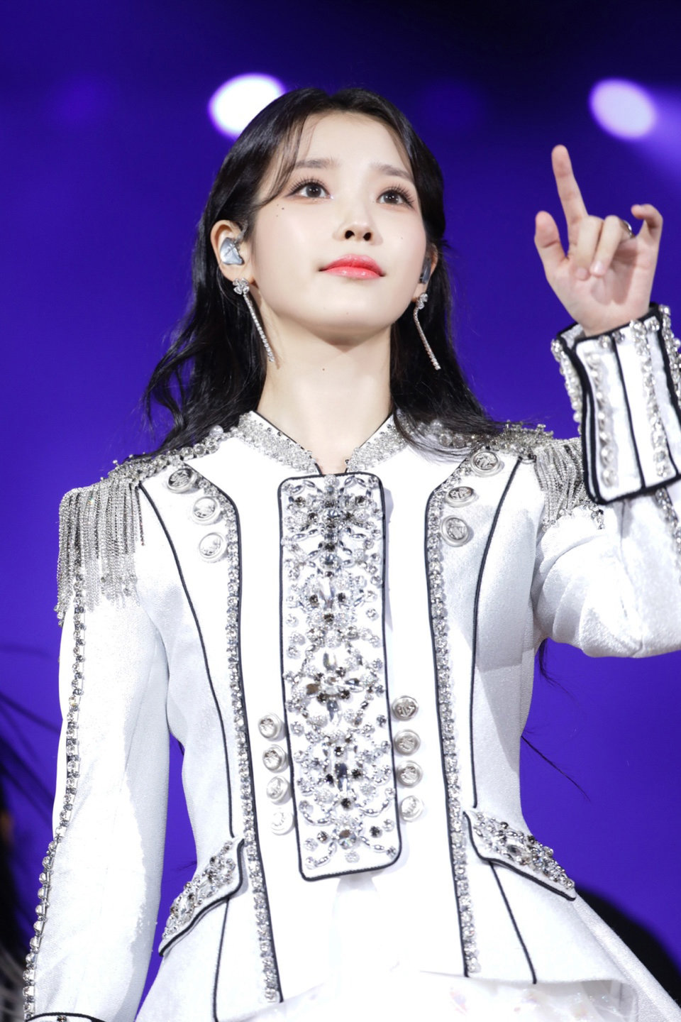 아이유, 기꺼이 멈춰 선 ‘이 별’…철인의 왕관 대신 ‘다정한 연대’