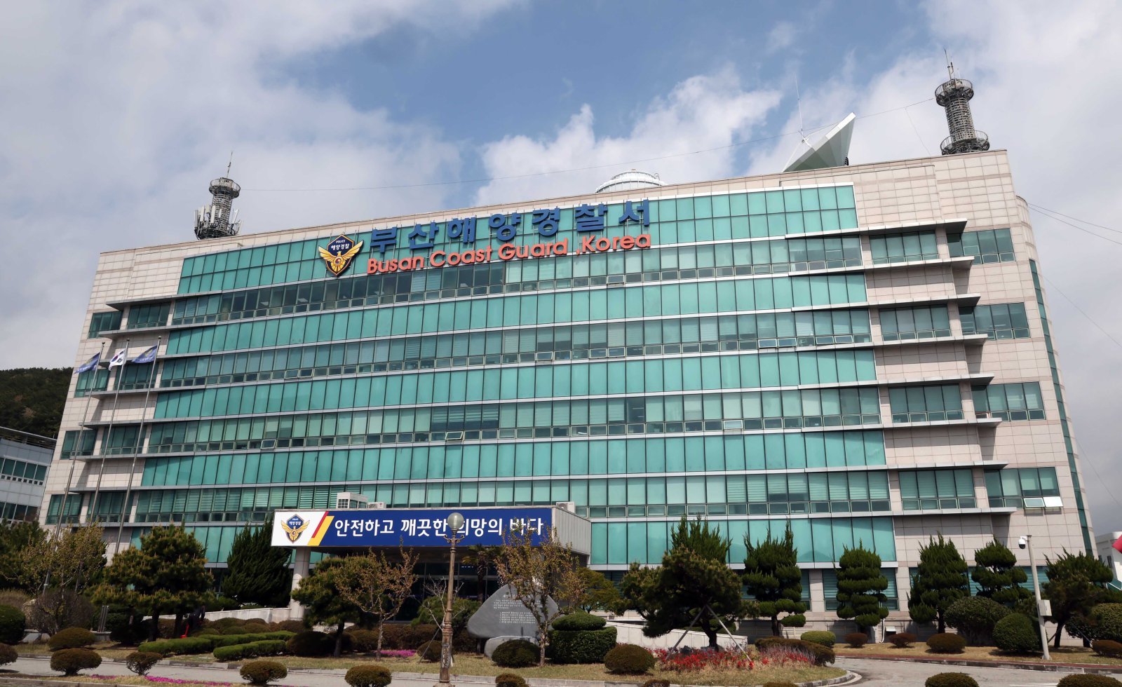 “상어 출몰” 부산 북항 친수공원 해변서 신고…해경 출동