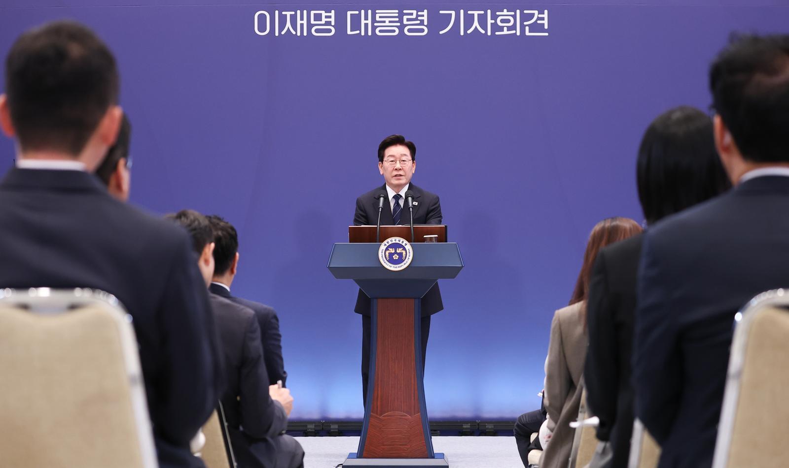 [속보]李 “연임할 생각 전혀 없다…개헌 통한 연임 불가능”