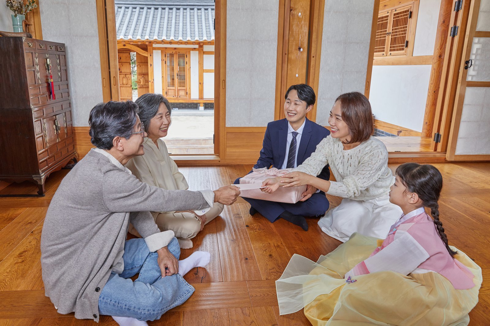 직장인 추석 지출 1순위는 부모님…용돈은 ‘현금’, 선물은 ‘건기식’