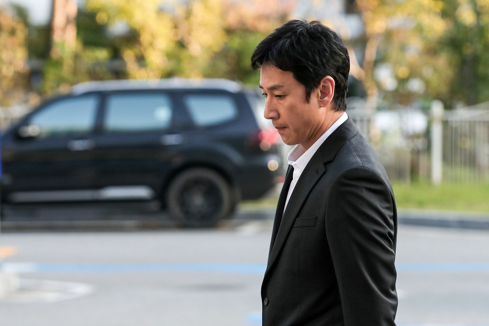 ‘배우 이선균 마약 수사 누설’ 검찰 수사관 집행유예 2년