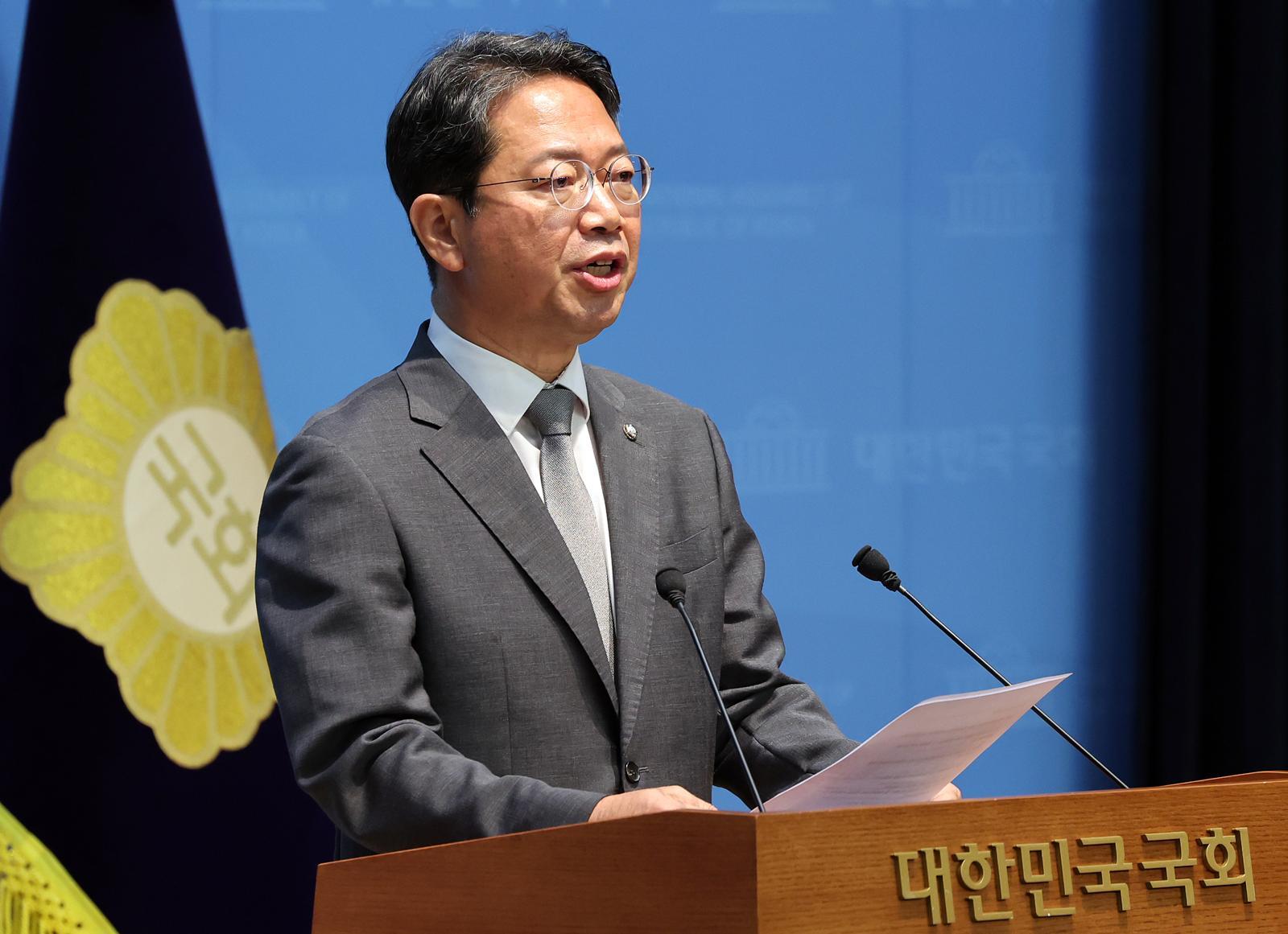 李회견 뒤 “부담 안 드리겠다” 靑 전달…김승원 낙마 전말