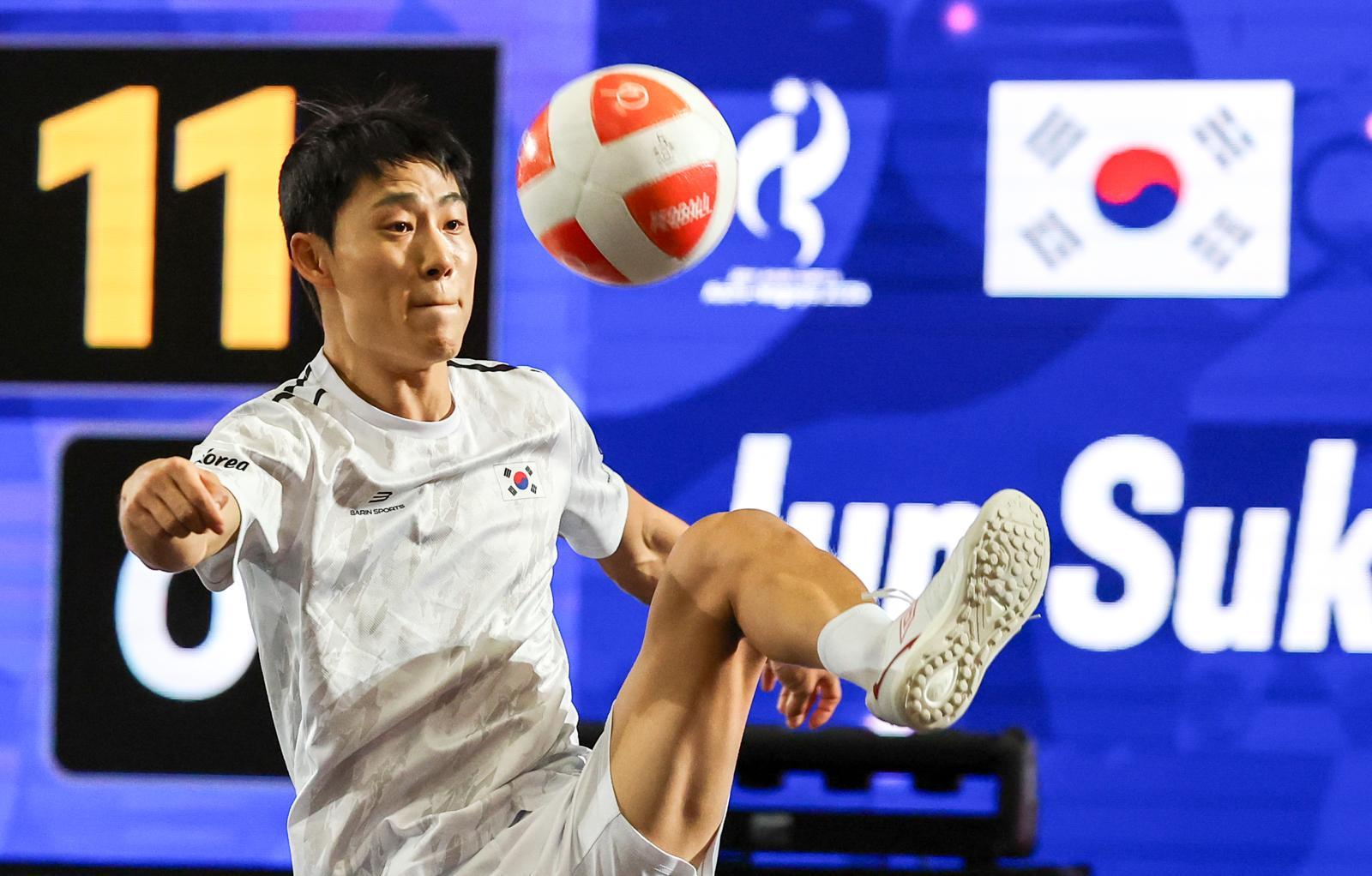 “나는 무직”이라던 이준석, 테크볼 초대 챔피언 등극
