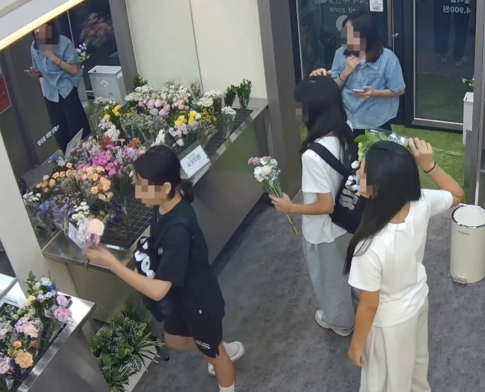 “인증샷 찍더니 9천원 꽃을 4천원 자리에”…무인 꽃집 엉망 만든 여학생들