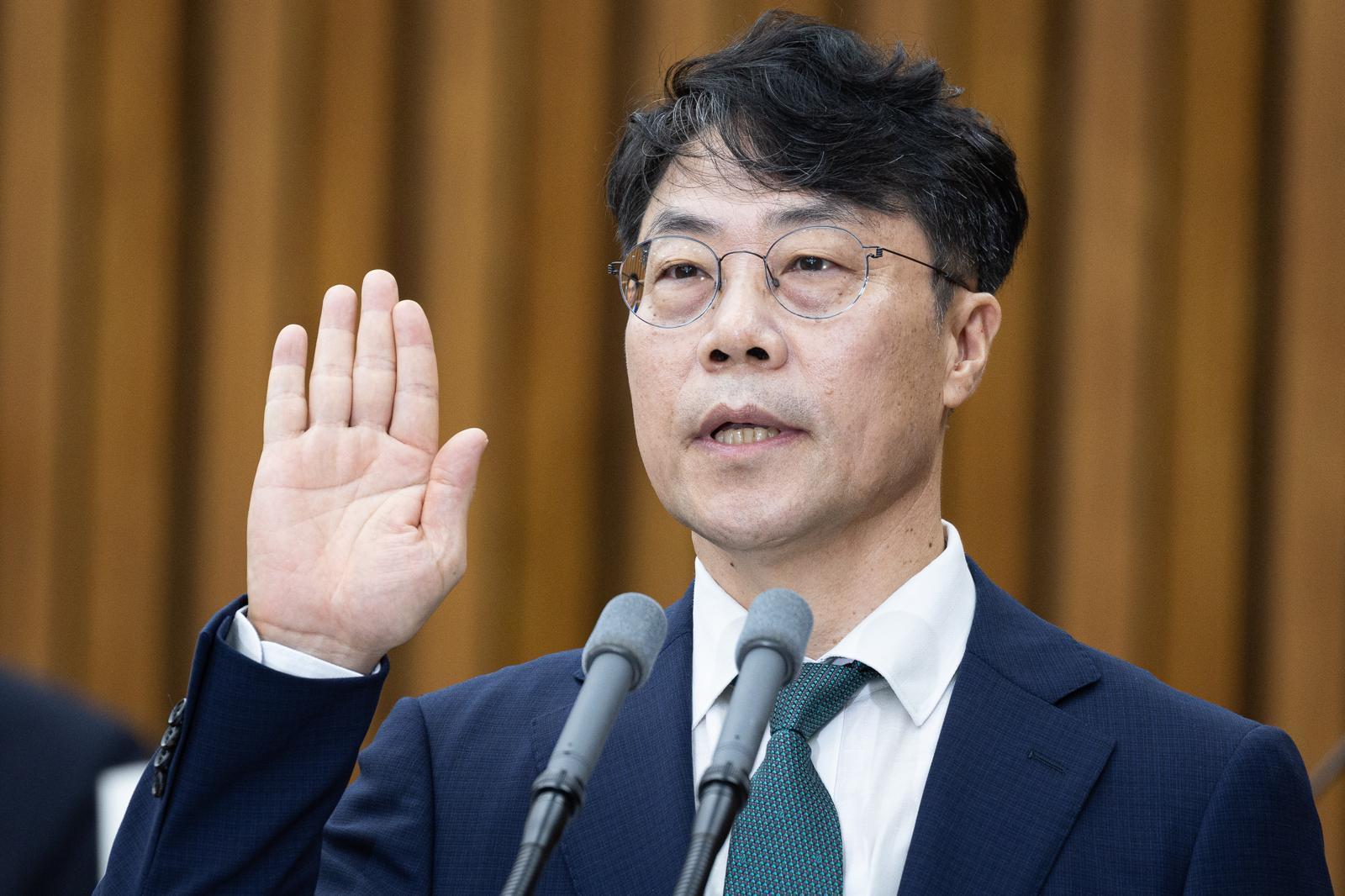 李, 김성수 대법관 임명장 수여식서 조희대와 차담