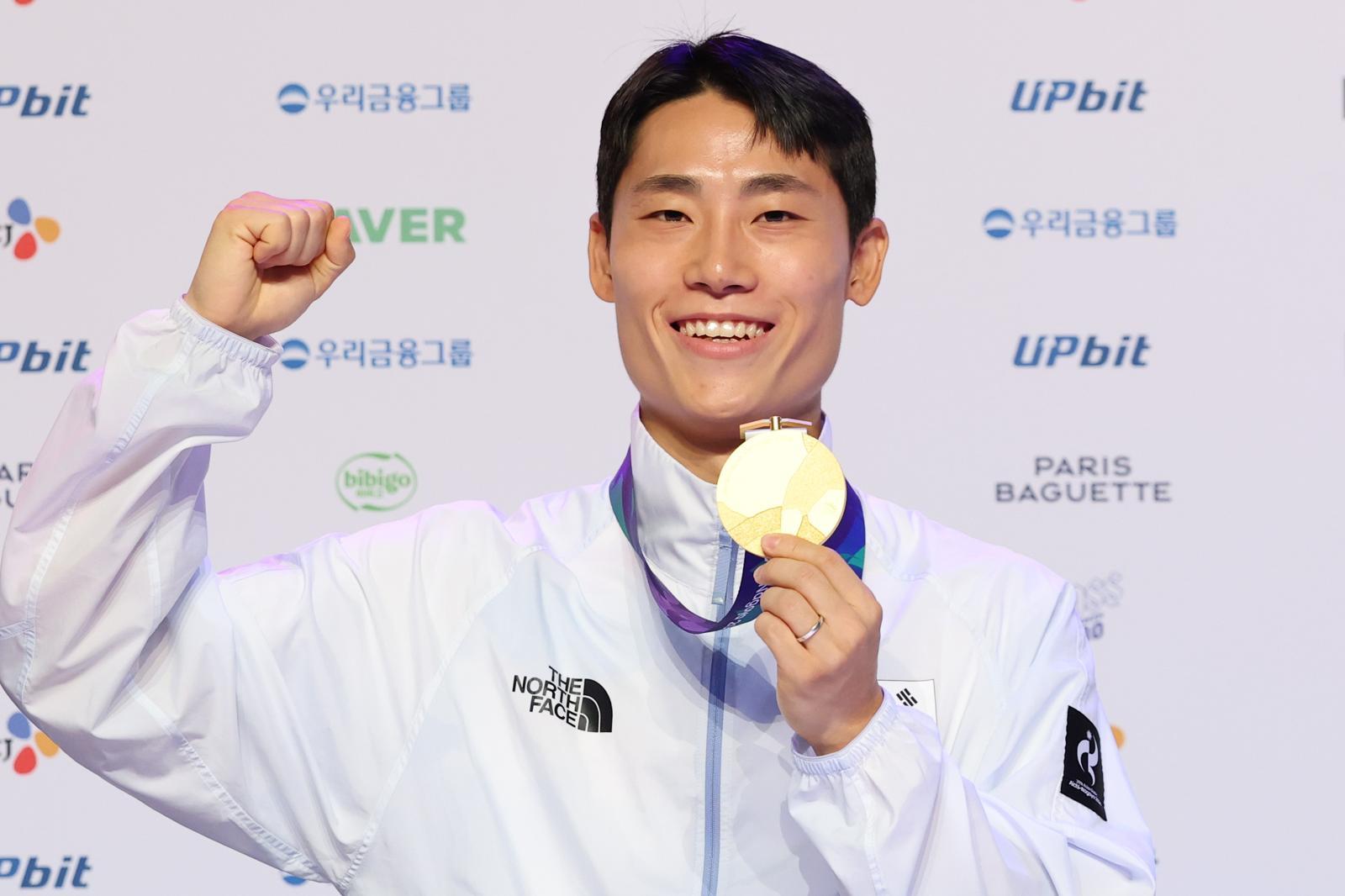 ‘최초 테크볼 금’ 이준석 “일어나 뺨 때려…꿈 아니라 다행”