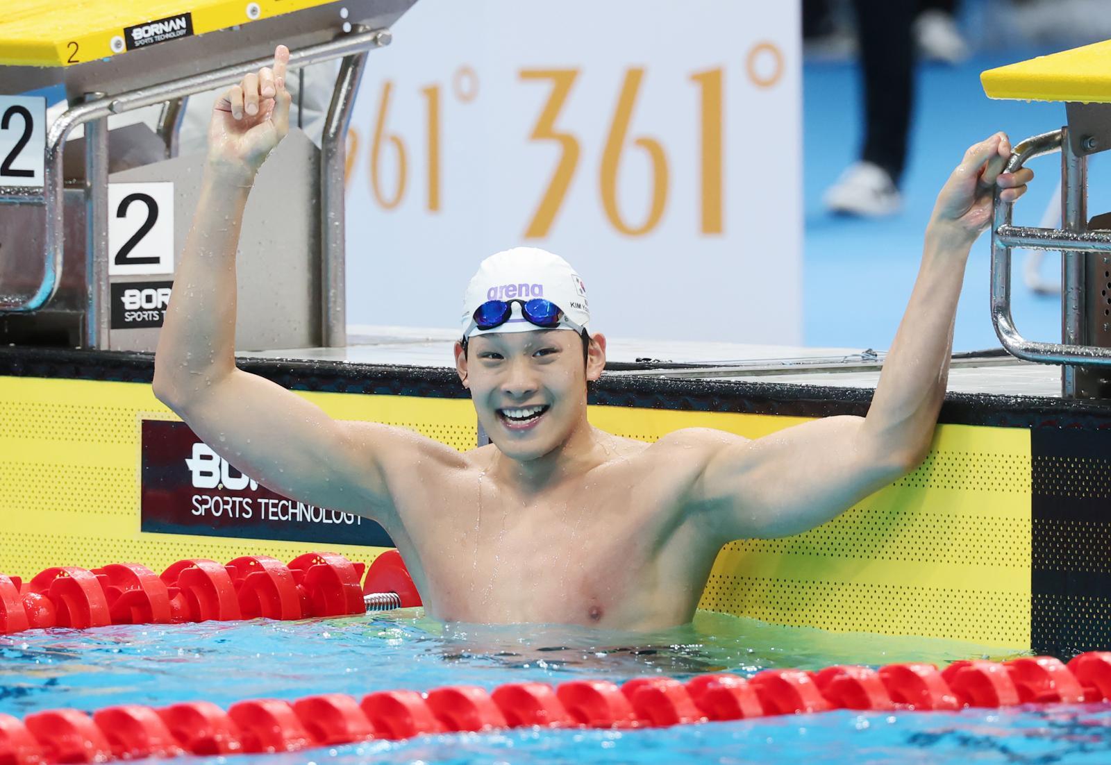 ‘단거리 샛별’ 김영범, 자유형 50m 대회新…한국, 계영 800m 결선행