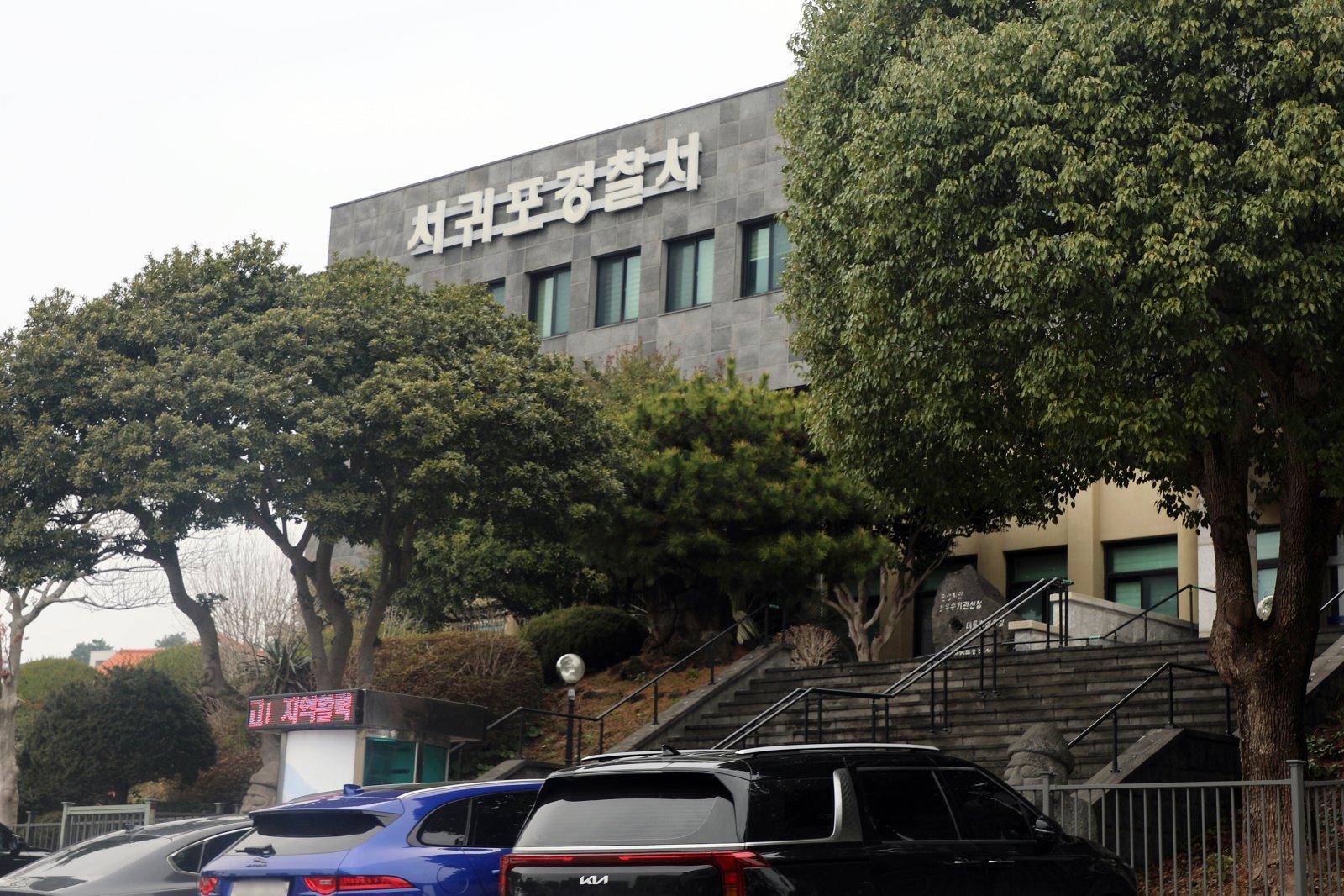 “건강은 어떠세요”…공무원인 척 접근하더니 목걸이 훔쳐 달아난 30대