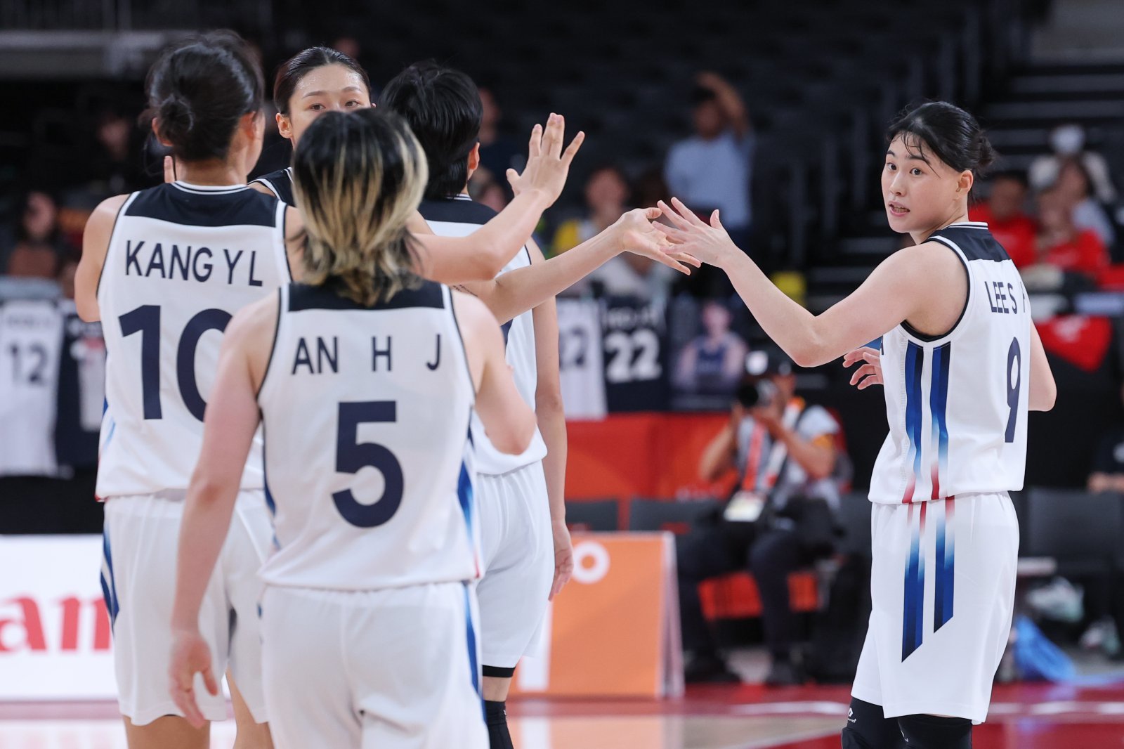 ‘이해란 20점’ 여자 농구, 몽골에 완승…2연승 신바람