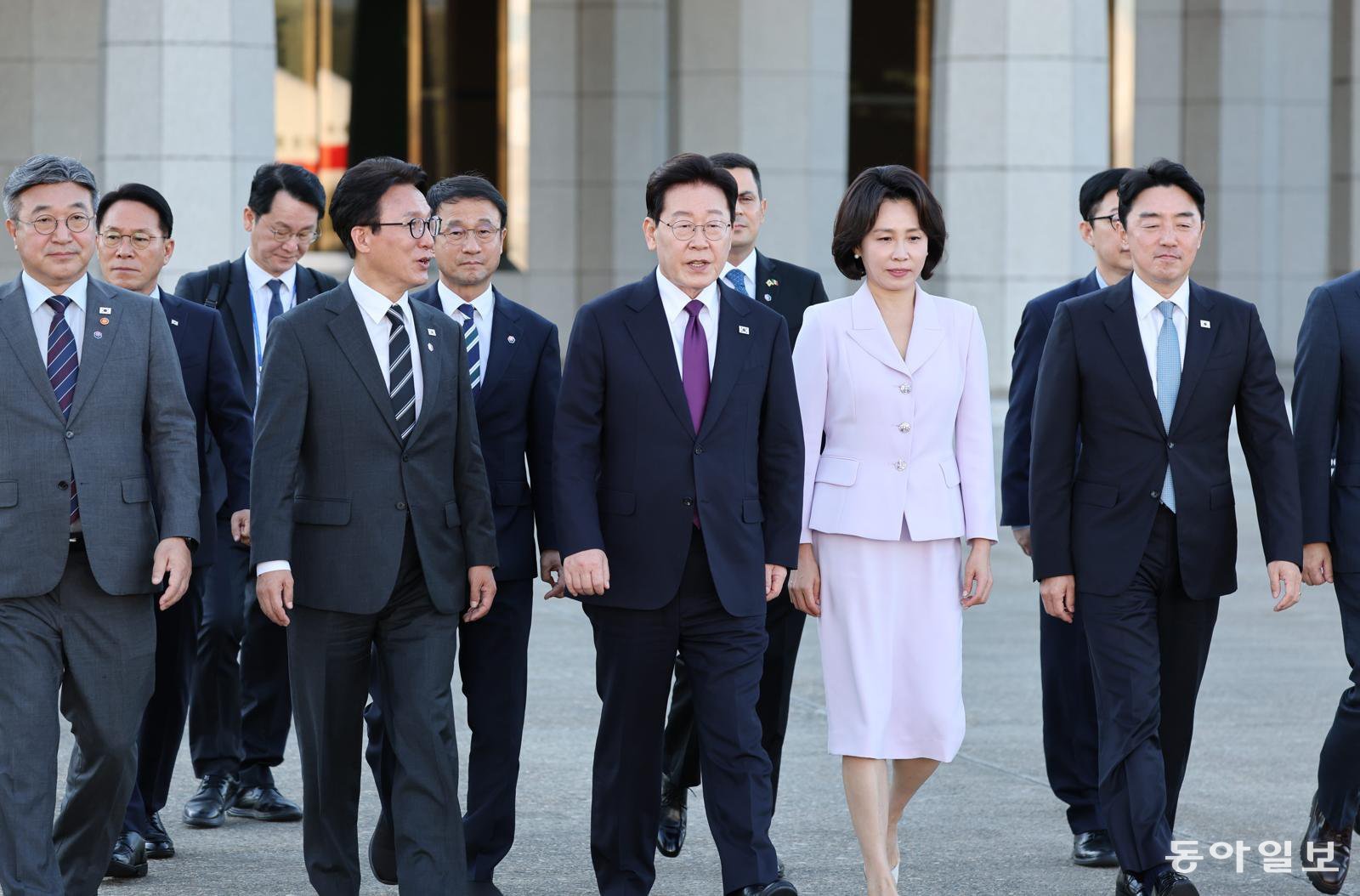 이재명 대통령과 김혜경 여사가 UN 총회 참석과 멕시코 순방을 위해 21일 서울공항 공군 1호기로 이동하고 있다. 2026.9.21 김재명 기자 base@donga.com