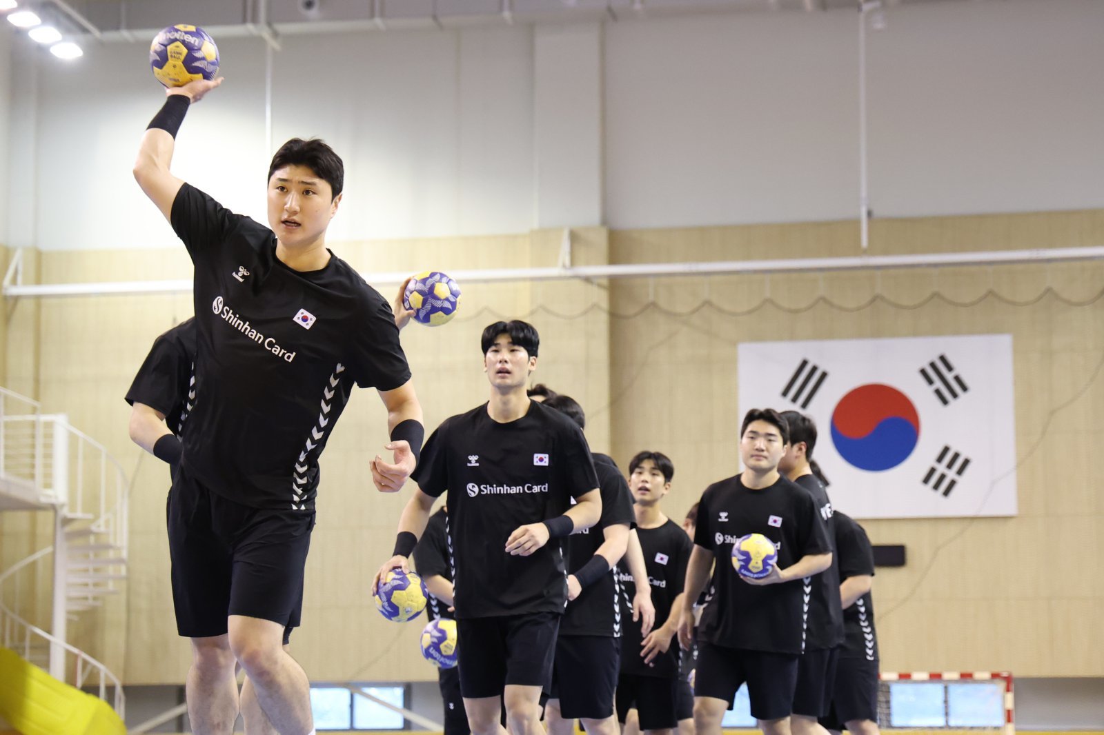 남자 핸드볼, 쿠웨이트 꺾고 첫 승…16년 만의 정상 탈환 시작