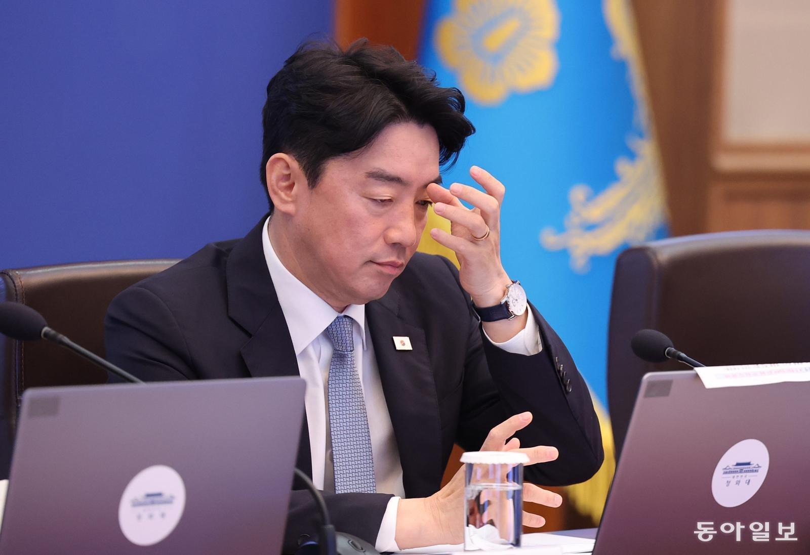 강훈식, 李 출국 4시간전 이례적 사의… ‘성남라인’과 갈등설 수면위로