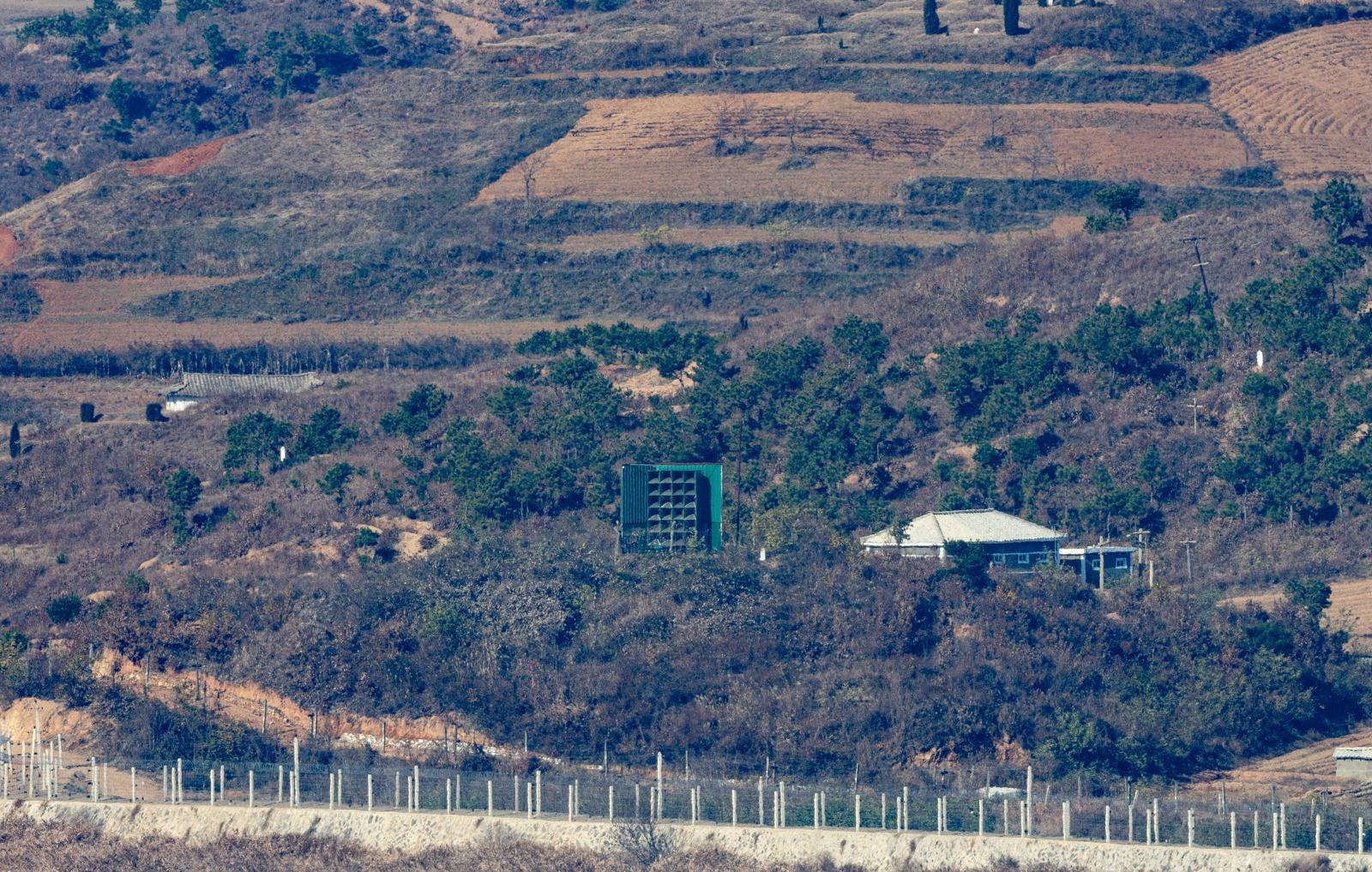 DMZ 수색중 폭발 軍간부 3명 부상 “北매설 지뢰 가능성도”