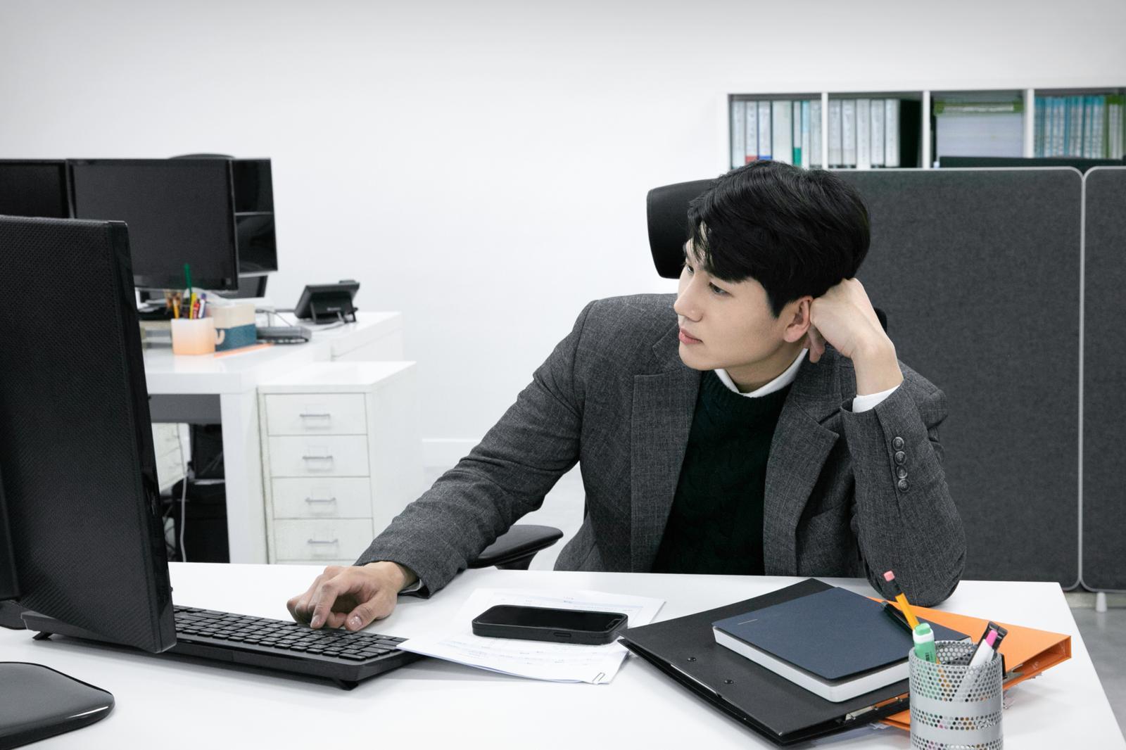 남자 팀장이 자꾸 입에 음식 넣어줘…이직 4주차 남성 직장인 “소름 돋아”