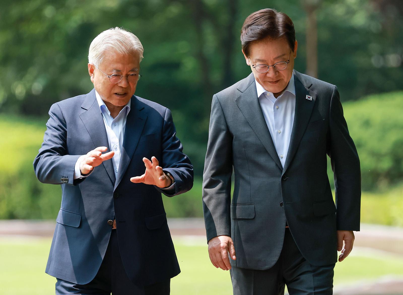 李, 출국 앞서 文과 통화… 여권 내부갈등 해소 행보인 듯