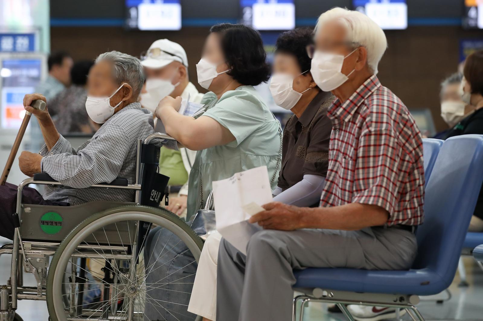 국민 1인당 의료비 지출 400만 원 넘어…개인의료비 사상 첫 200조 원 돌파