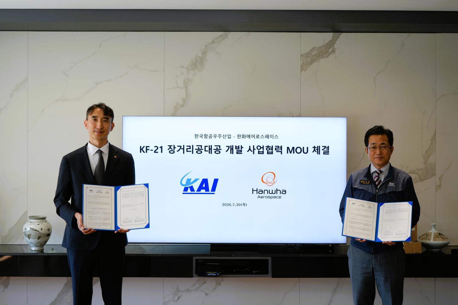 “KF-21에 국산 장거리 공대공 미사일 단다”…한화에어로, KAI와 통합 개발 협력