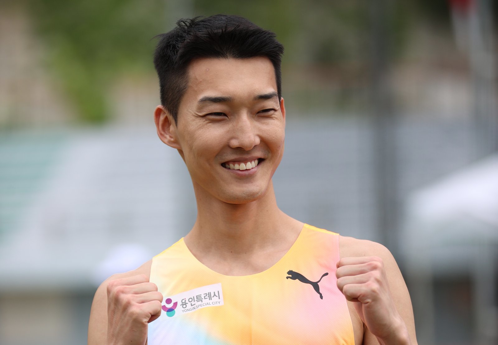 ‘스마일 점퍼’ 우상혁, 자동 결선행…남자 높이뛰기 예선 취소