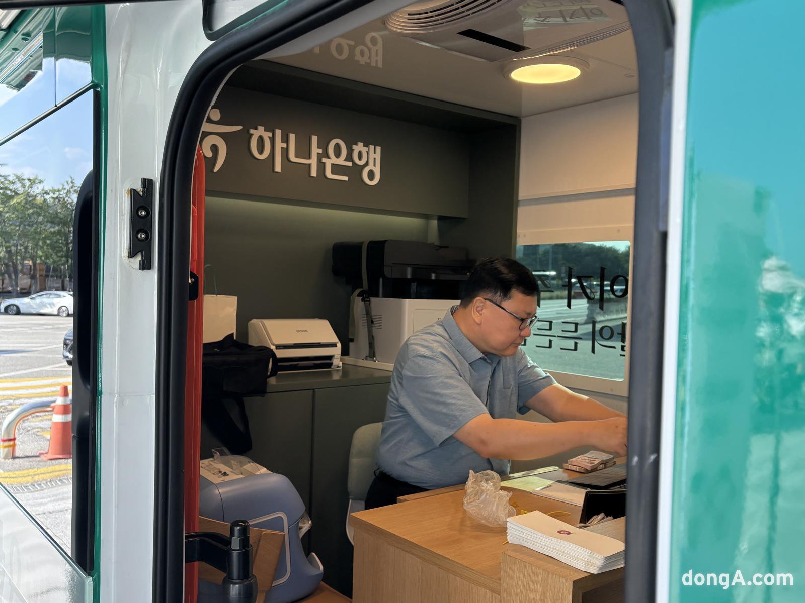 [현장]“빳빳한 새 돈으로 명절 마음 전해요”…고속道 휴게소 ‘신권 교환’ 이동점포 풍경