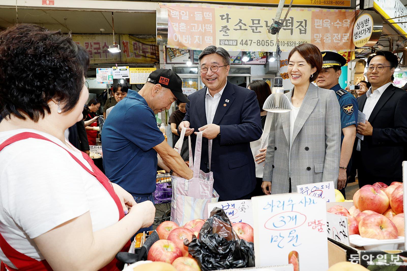 윤호중, 추석 앞두고 전통시장 점검…고령 보행자 안전대책 강화