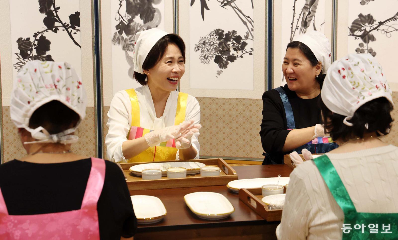 색동 앞치만 두른 김혜경 여사, 송편 빚기 실력은? [청계천 옆 사진관]