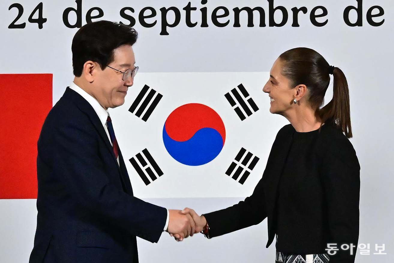 추석 당일에도 바쁜 李대통령 [청계천 옆 사진관]