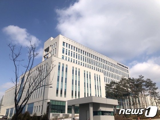 “물품 치우세요” 말에 격분…시청 직원 흉기 위협한 60대 ‘철창행’