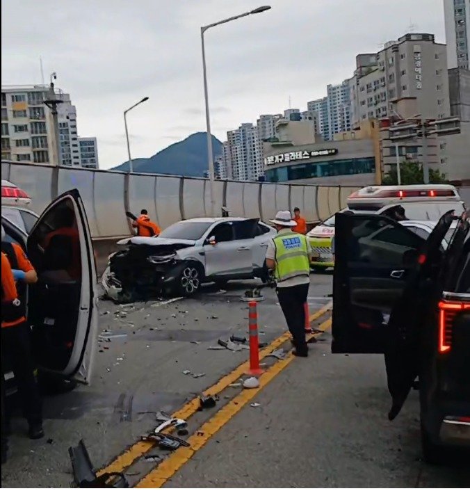 부산 부암고가교서 승용차 중앙선 넘어 4중 충돌…5명 경상
