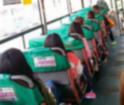 “비켜주면 그만” vs “안쪽부터 앉아야”… 버스 2인석 앉는 법, 정답은 뭘까