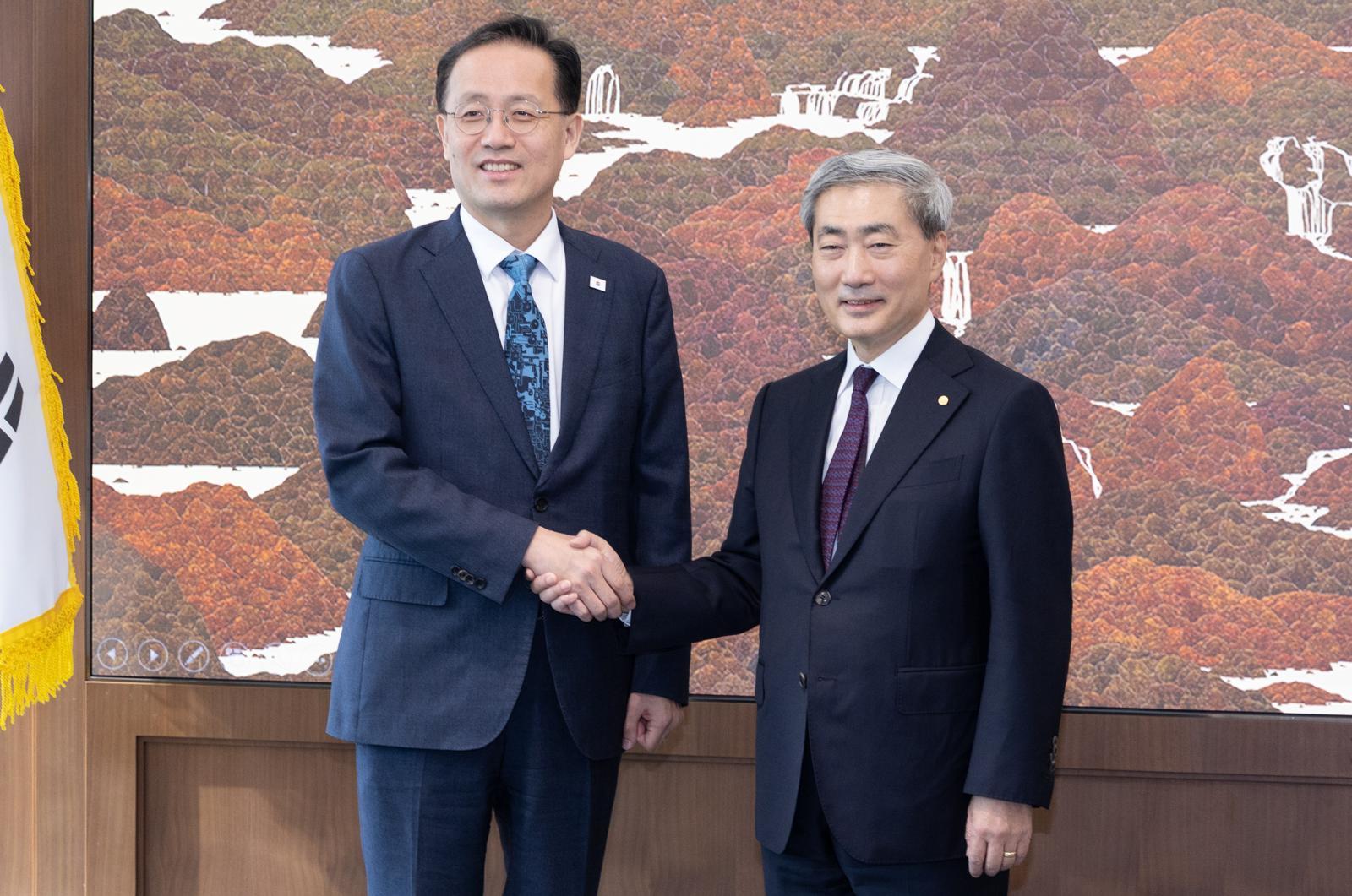 이형일, 신현송 만나 “최적의 정책 조합 공조 논의”