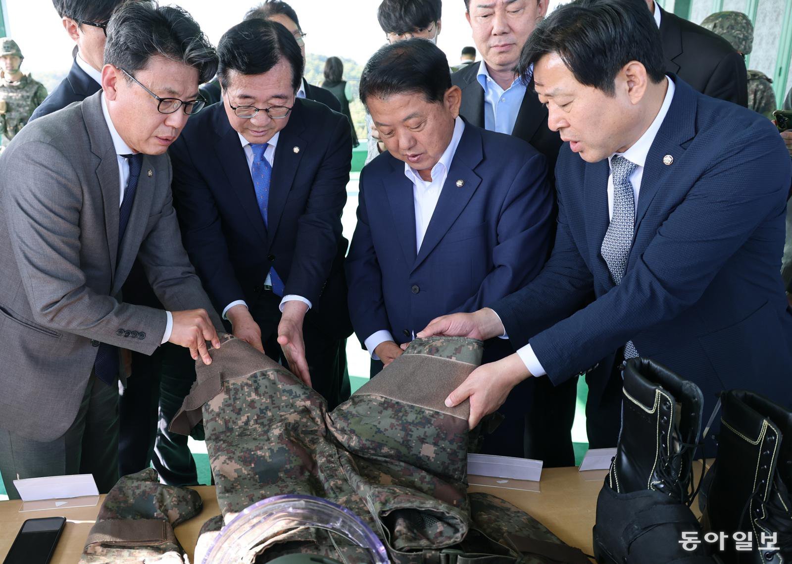 與국방위, DMZ 폭발 현장 방문…국힘 “청문회·국조 해야” 불참