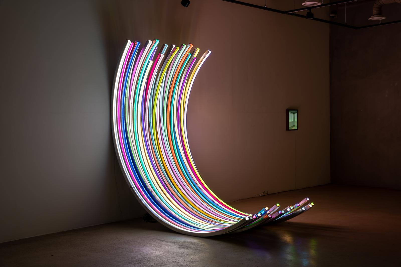 빛의 곡선이 조각이 되다… 정정주 ‘curved lights 2021’ 한강 빛섬에