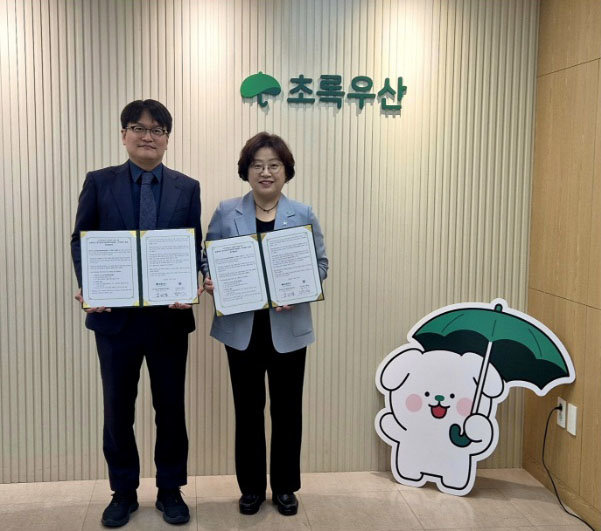 최호석 별하 대표(왼쪽)와 김미경 초록우산 경기남부가정위탁지원센터 관장이 업무협약 을 맺고 기념 촬영을 하고 있다. 별하 제공