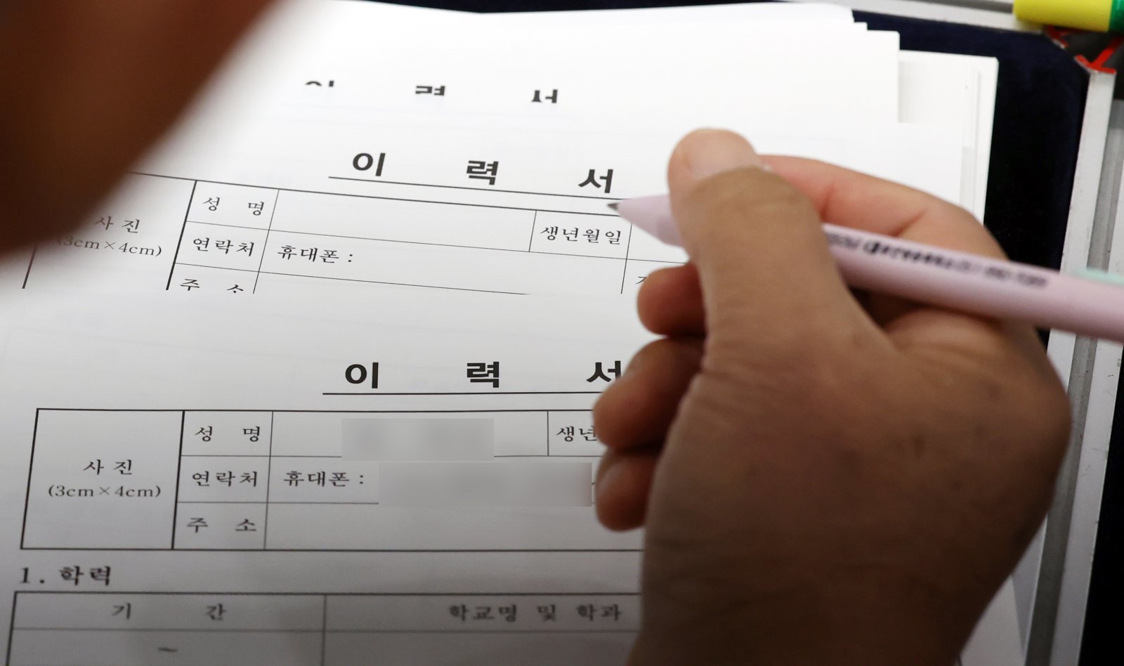 청년들 10명 중 8명… “정년 늘면 채용 줄것”
