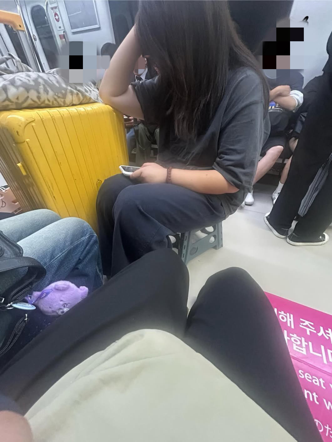 “지하철 통로 한복판에 의자 펴고 앉아 큰 소리로 떠들어”…민폐 외국인들 ‘눈살’