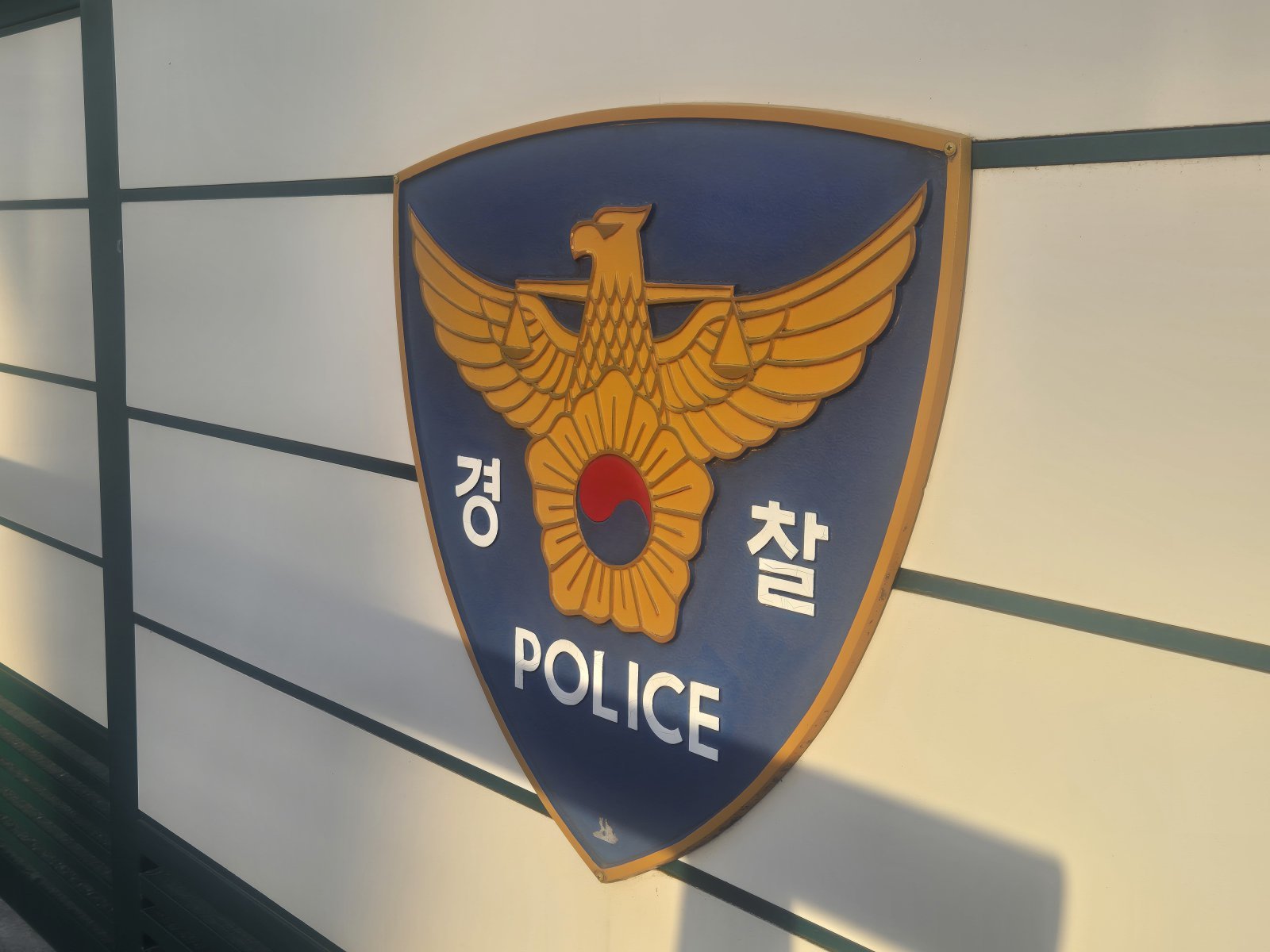 부산 고속도로서 대형 타이어 떨어져…차량 10여대 피해