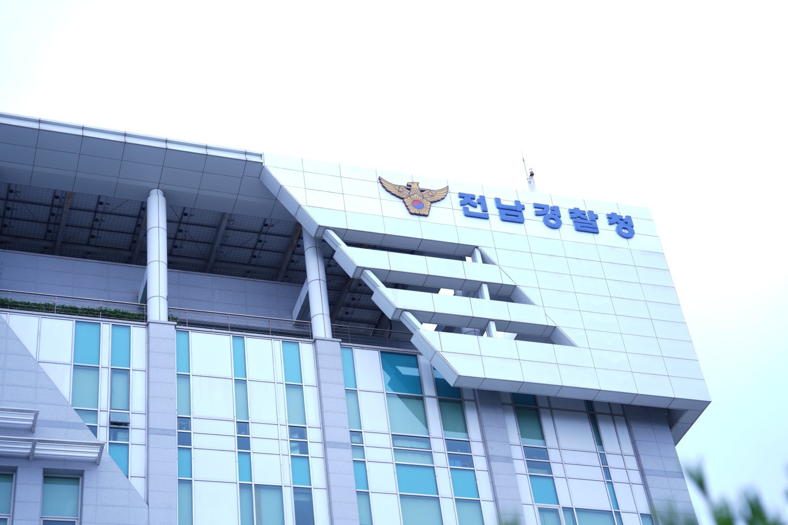 탯줄 달린 신생아 여수 아파트 화단서 발견…친모 추정 여성 조사