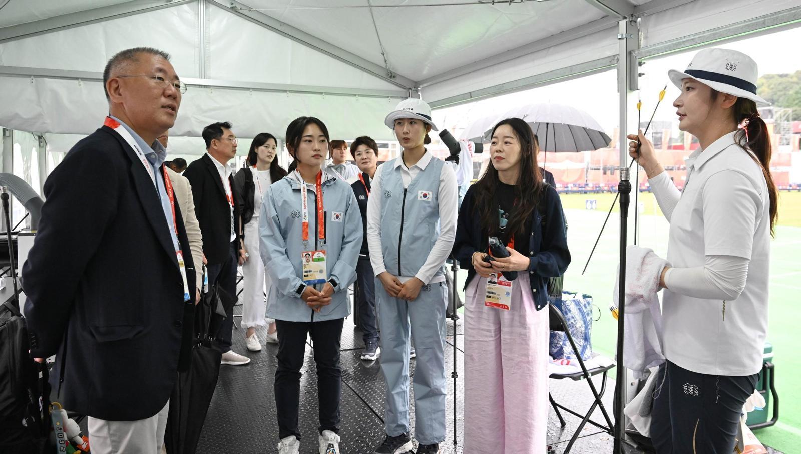 정의선 회장, 亞게임 현장 찾아 양궁대표팀 격려