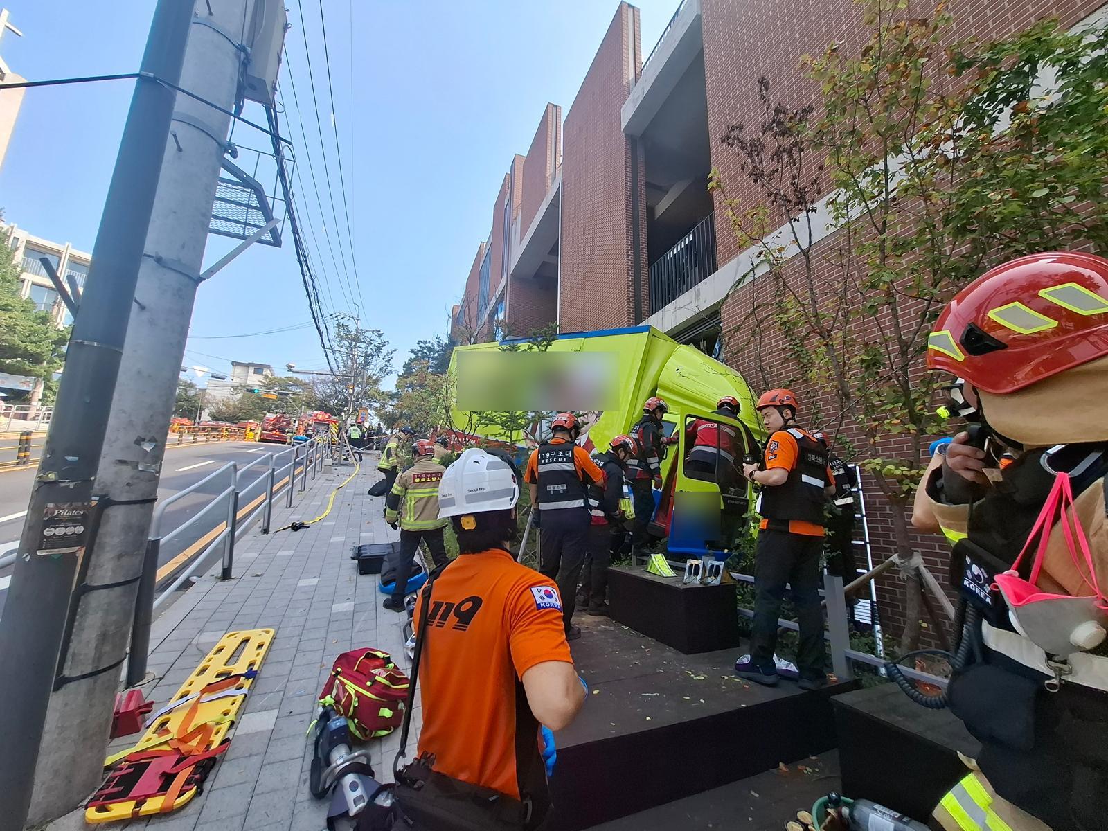 서울 성북구서 이삿짐 트럭 건물로 돌진…운전자 등 4명 부상